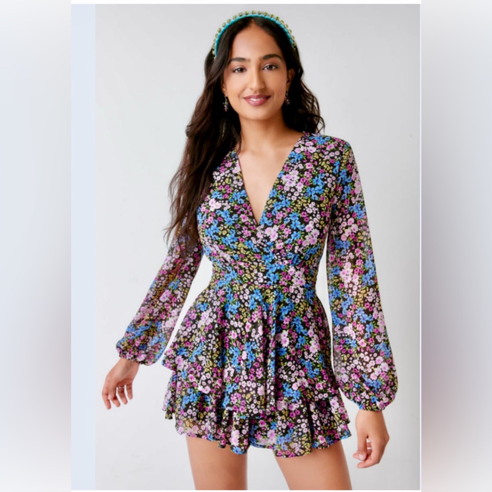 Francesca’s Floral Long Sleeve romper size M
